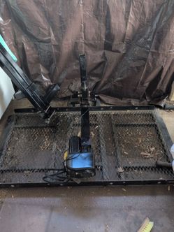 Wheel chair truck lift