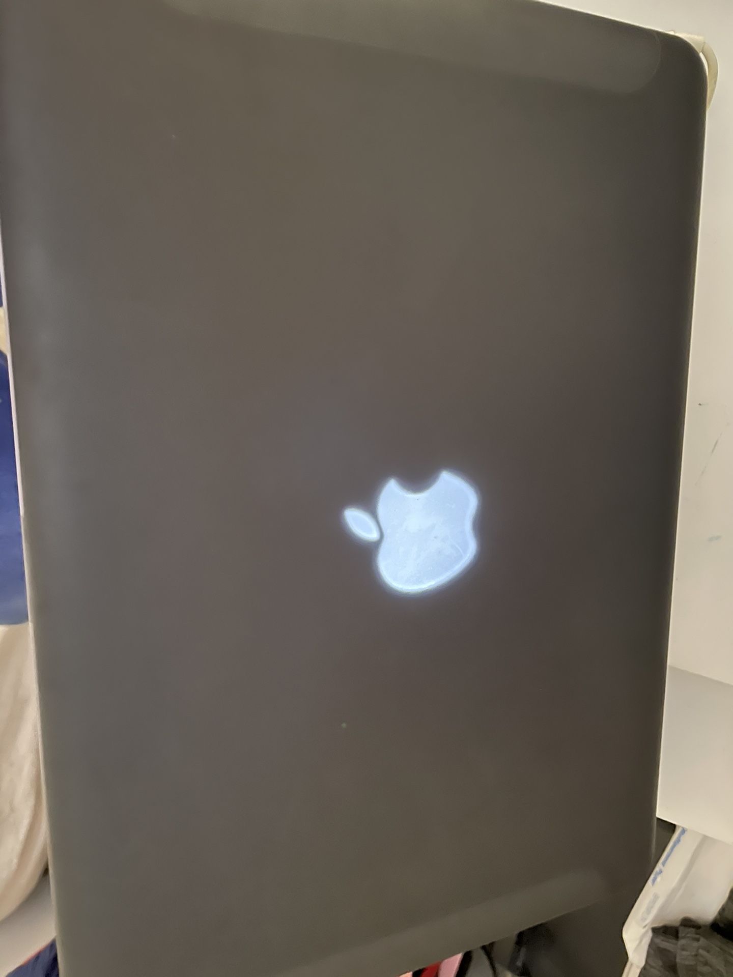 APPLE MACBOOK Mid 2010 white