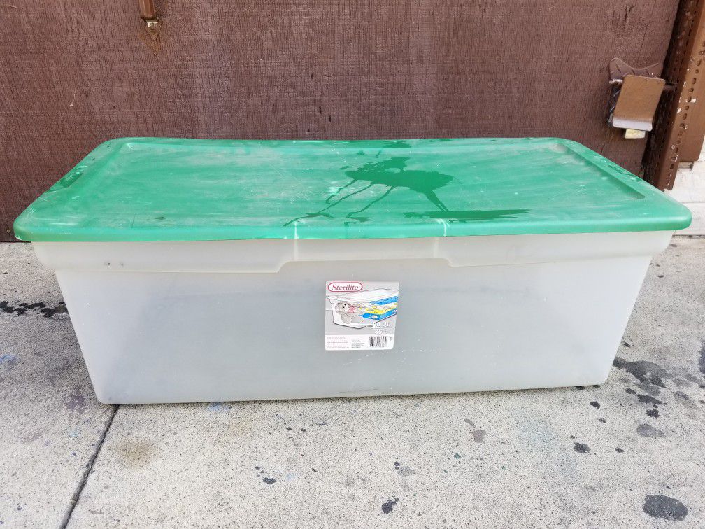 Sterlite plastic container 35 in Long 18 in wide 12 in tall Long Beach 90814 cash only