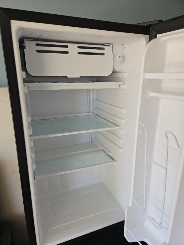 Mini Frige W:18.58" x D: 17.72" x H:33.86"