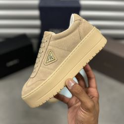 Men’s 5.5, Woman’s 7 - Brown Prada Laced Sneakers 🐌