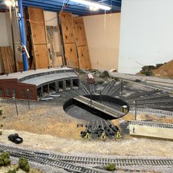 Six Engine HO Roundhouse With Turn Table