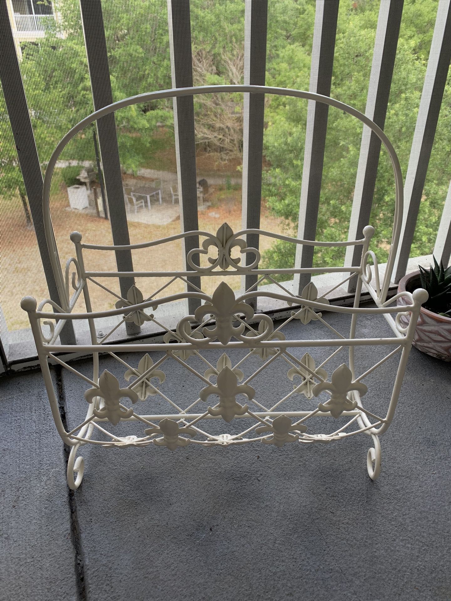 Shabby Chic Metal Magazine Rack