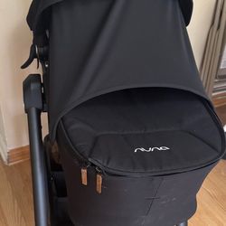 Nuna Swiv and Triv Bassinet and Stand in box