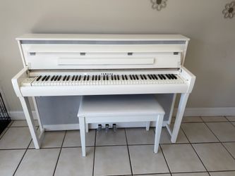 Yamaha Clavinova CLP-685PWH Digital Piano - Polished White
