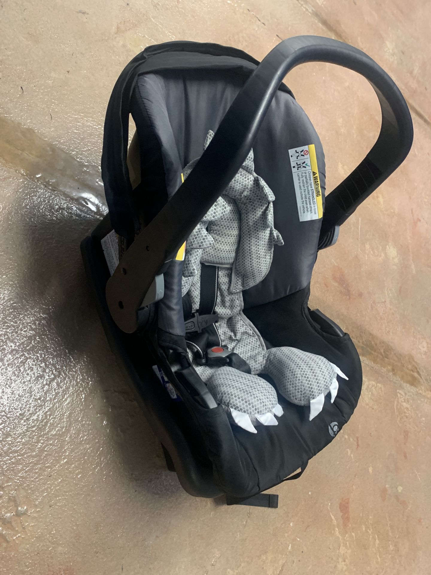 Baby Trend Car Seat with EZ- Car Seat Base - Black