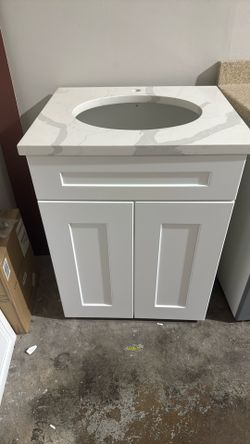 24 Inch Vanity With Quartz Countertop