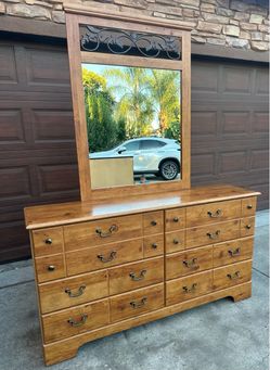 Beautiful 6-Drawer Dresser with Mirror