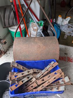 Lawn rolling drum with spikes