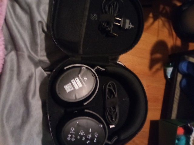 Sennheiser (Momentum 4)