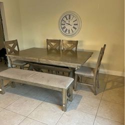 Dining Room Table And Chairs 