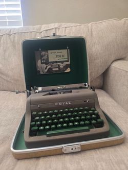 Vintage Royal Quiet De Luxe Typewriter