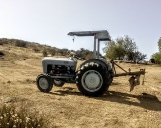 1964 Ford model number 2000  4 cylinder gas strong tractor been rebuilt