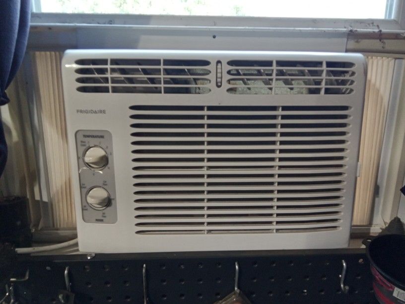 FRIGIDAIRE 5000BTU AIR CONDITIONER