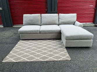 Sectional Couch!! Delivery Available 🚚!! Dimensions: 97” Length x 33” Height x 39” Depth ( 65” Depth Chaise)