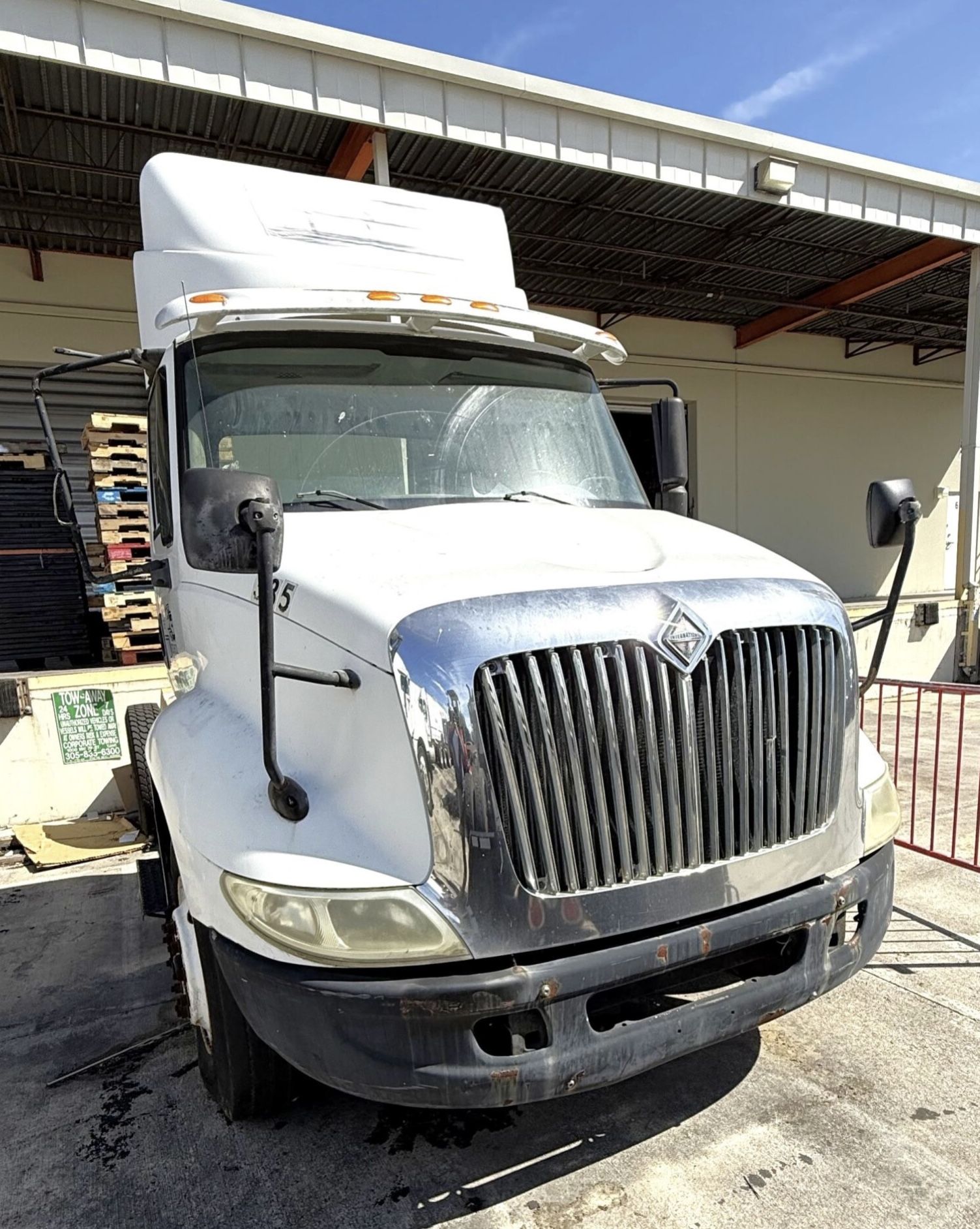 50301J5 TRUCK TRACTOR INTERNATIONAL SBA 4X2 WHITE DAYCAB.