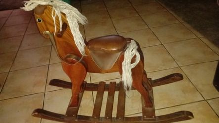 Caballito de madera antiguo