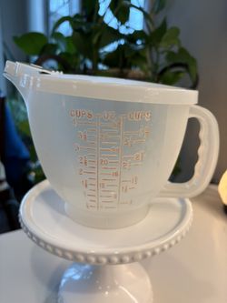 TUPPERWARE Mix-N-Store Measuring Pitcher 1 quart 5”T x 6”dia 
