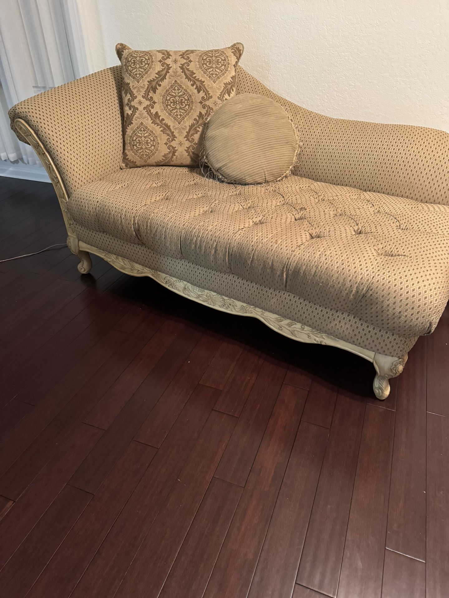 Chaise with 2 Pillows