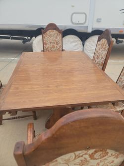 Beautiful 60's-70s Table with 5 chairs. 2 with arms, 3 without.