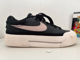Women’s Nike Court Legacy Lift platform sneakers in size 6