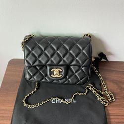 Chanel CF mini
Lambskin & Gold-Tone Metal Shoulder Bag