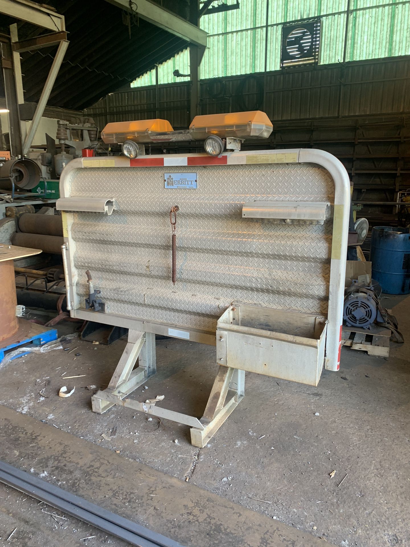 Truck tractor headboard bulkhead