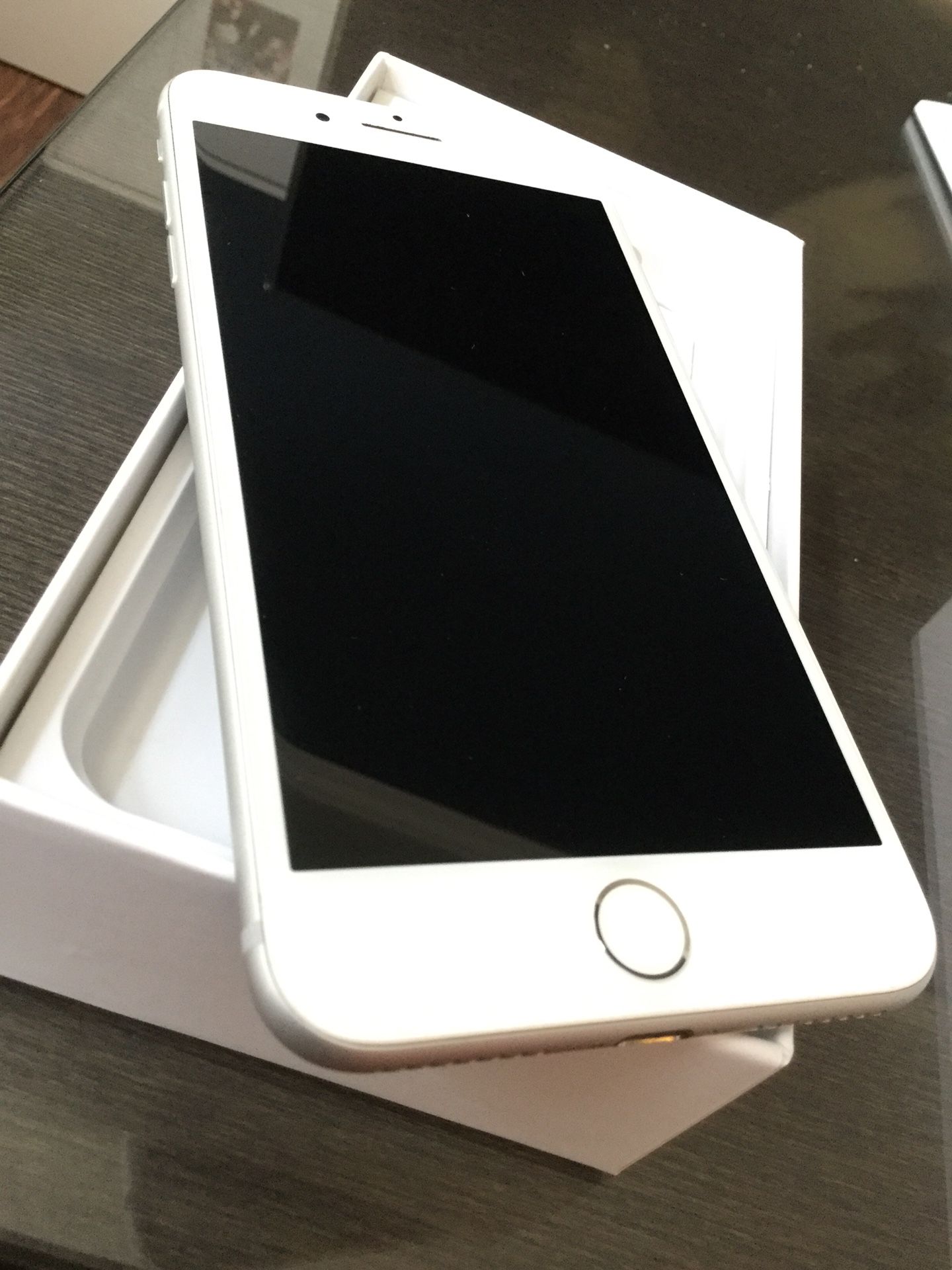 New condition, Factory Unlocked, 32GB, Apple Iphone 7, Silver, All Accessories Included!