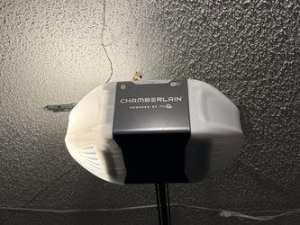 Chamberlain Garage Door Opener WiFi Powered By myQ With Indoor Button & Outdoor Keypad (earliest Pick-up December 10)