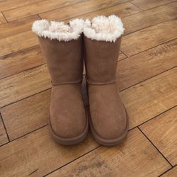 New  UGG Size 5 W BAILEY SUEDE BOW