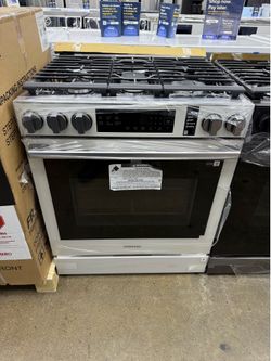 Brand new Samsung Bespoke 30 in. Smart 5 burner Slide-In Gas Range in White Glasswith True Convection & No-Preheat Air Fry Max