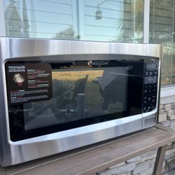 Frigidaire Microwaves 1500  W 2.2 Qu Ft New In Box 
