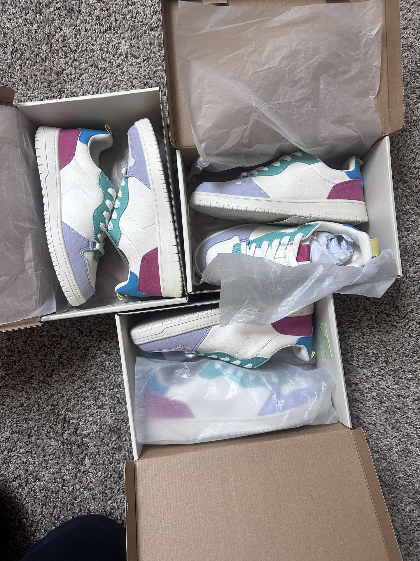 16 pairs of unused shoes 