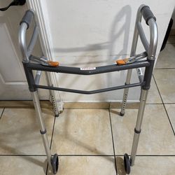 Andador plegable de dos botones con ruedas, metálico nuevo New metal two-button folding walker with wheels