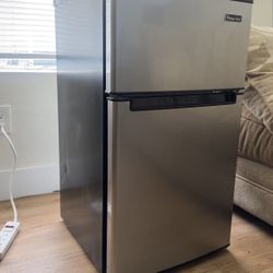 MAGIC CHEF REFRIGERATOR 