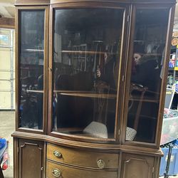 Dinning room table, with 8 chairs and a hitch