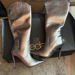 Women Size 7.5 Boots Bee In Box 