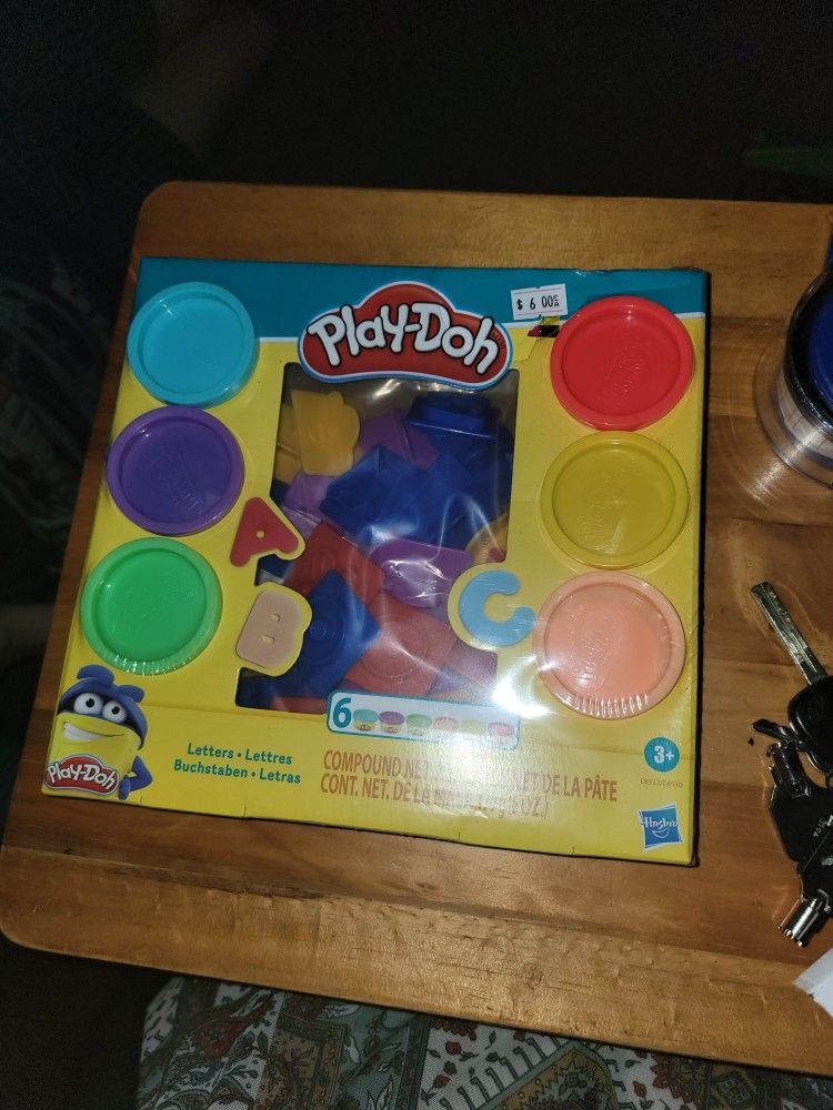 (NEW) 6 PLSY-DOHS WITH ABC CUTTERS