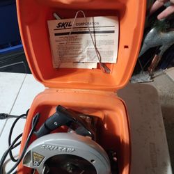 Vintage Skilsaw With Box!