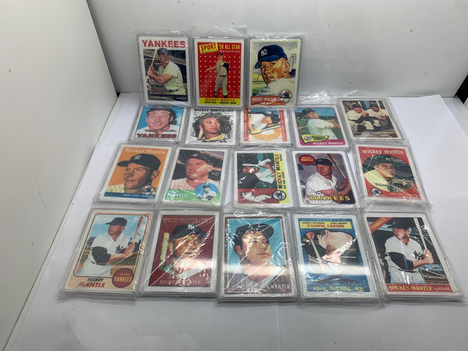Mickey mantle baseball cards. (18)