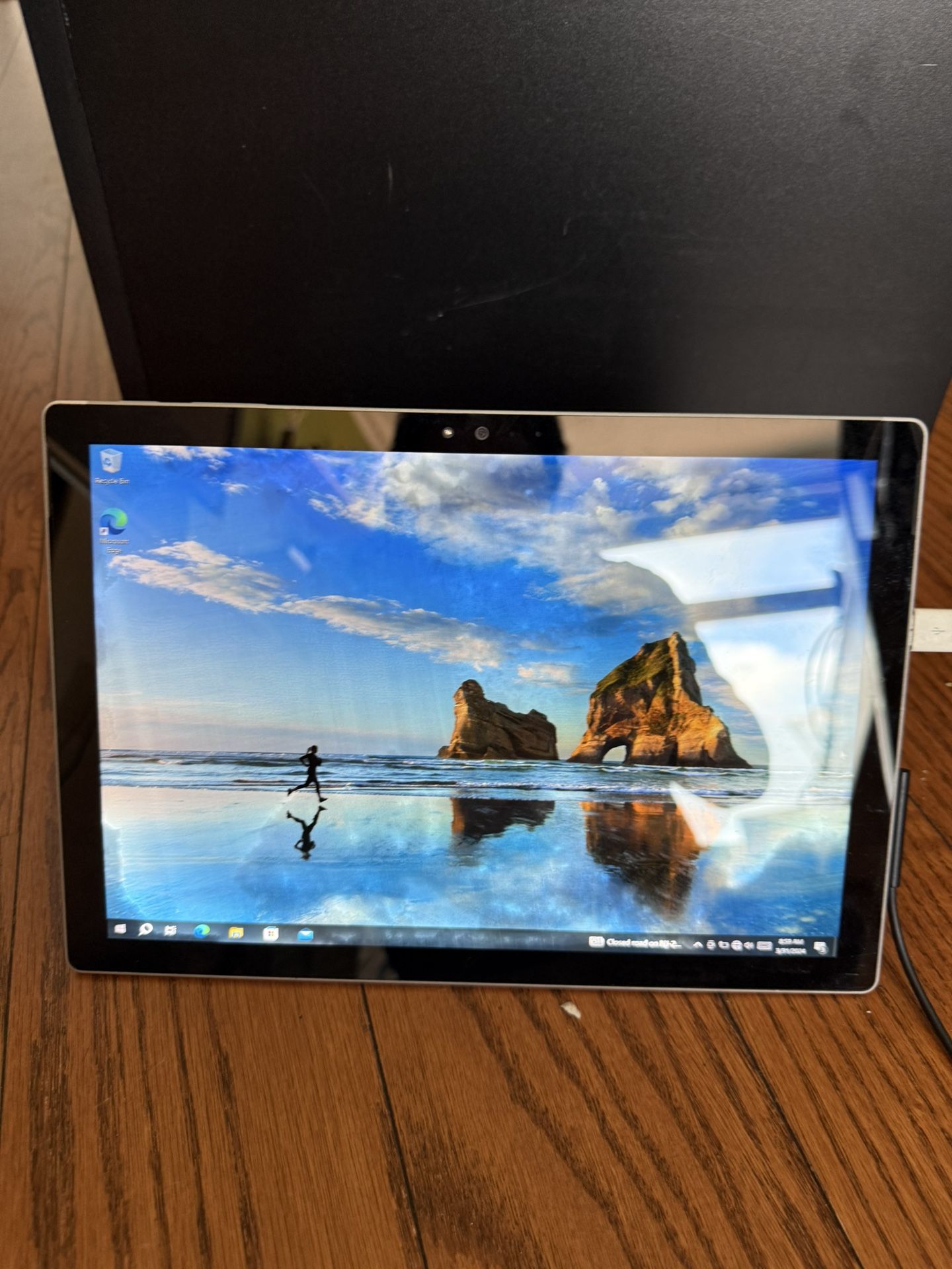 Microsoft Surface Pro 4/4GB RAM/128GB SSD/Windows 10 Pro/Touchscreen/Original Charger