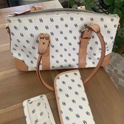 Dooney  & Bourke 