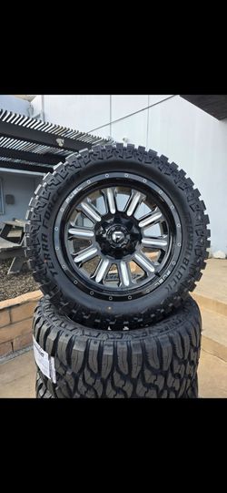 20" FUEL rims w/ 33" MT tires