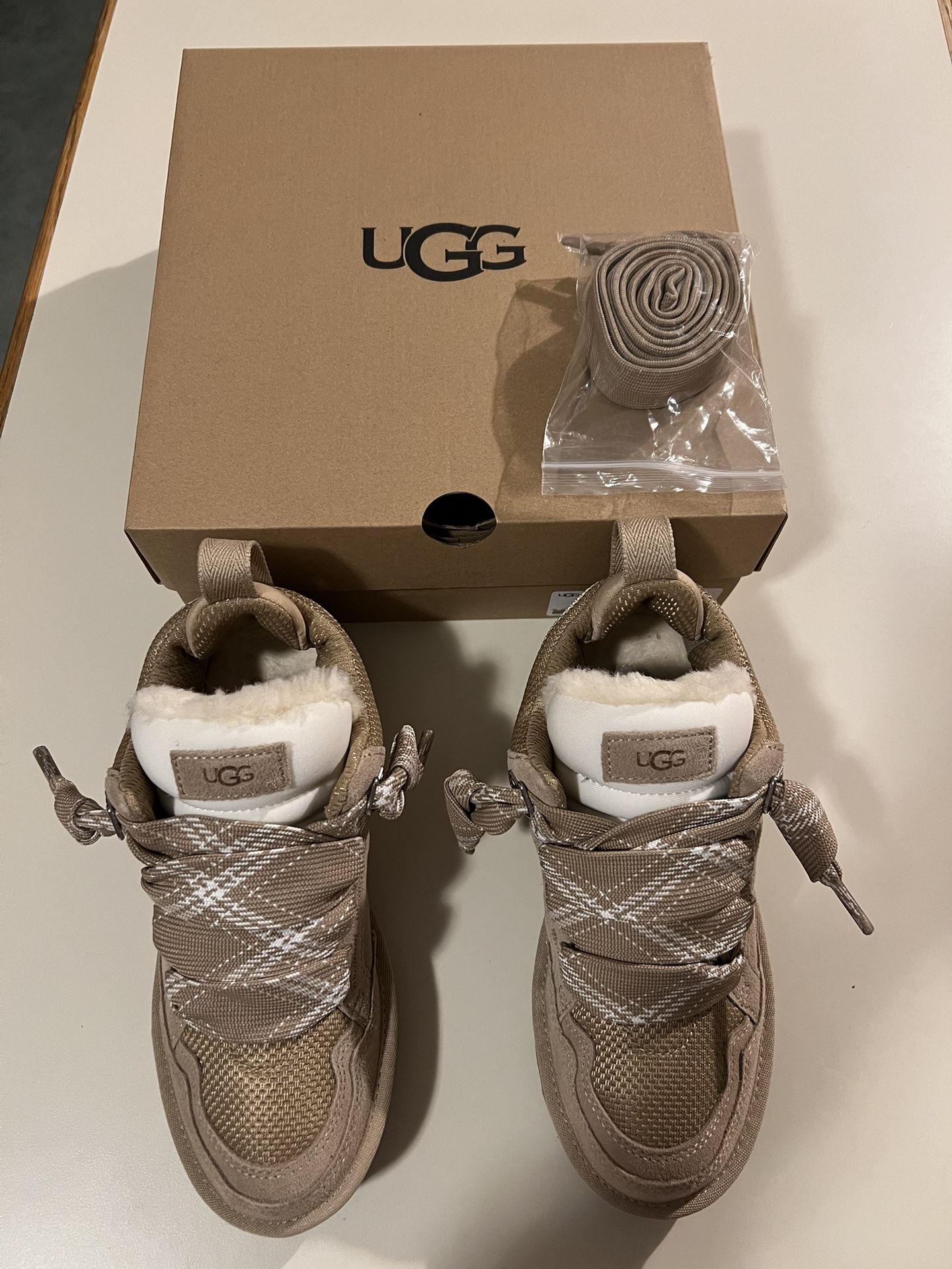 UGG Lowmel - women’s sneakers size 7
