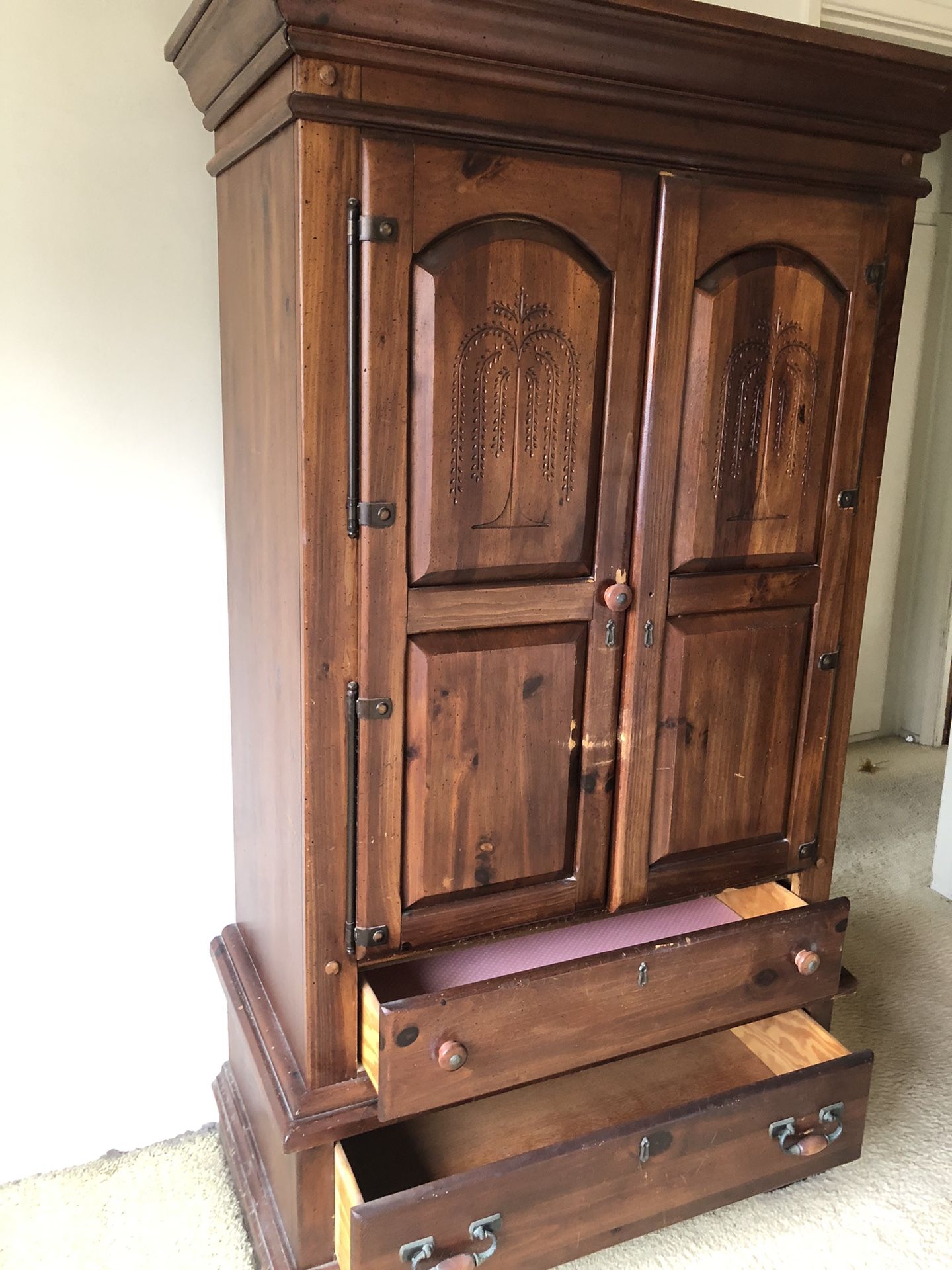 Antique TV Dresser For Sale$40 Dollars 