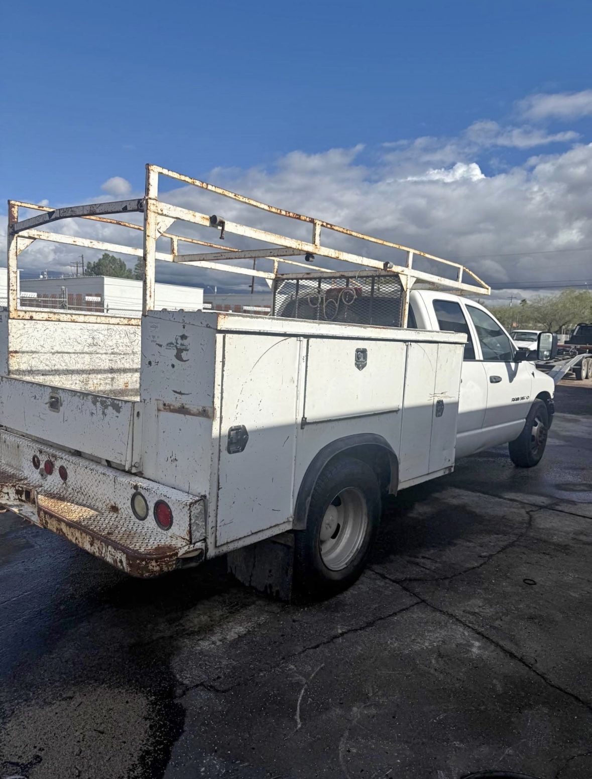 Utility bed with ladder rack has key