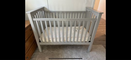 Adjustable crib pottery barn must sell ASAP