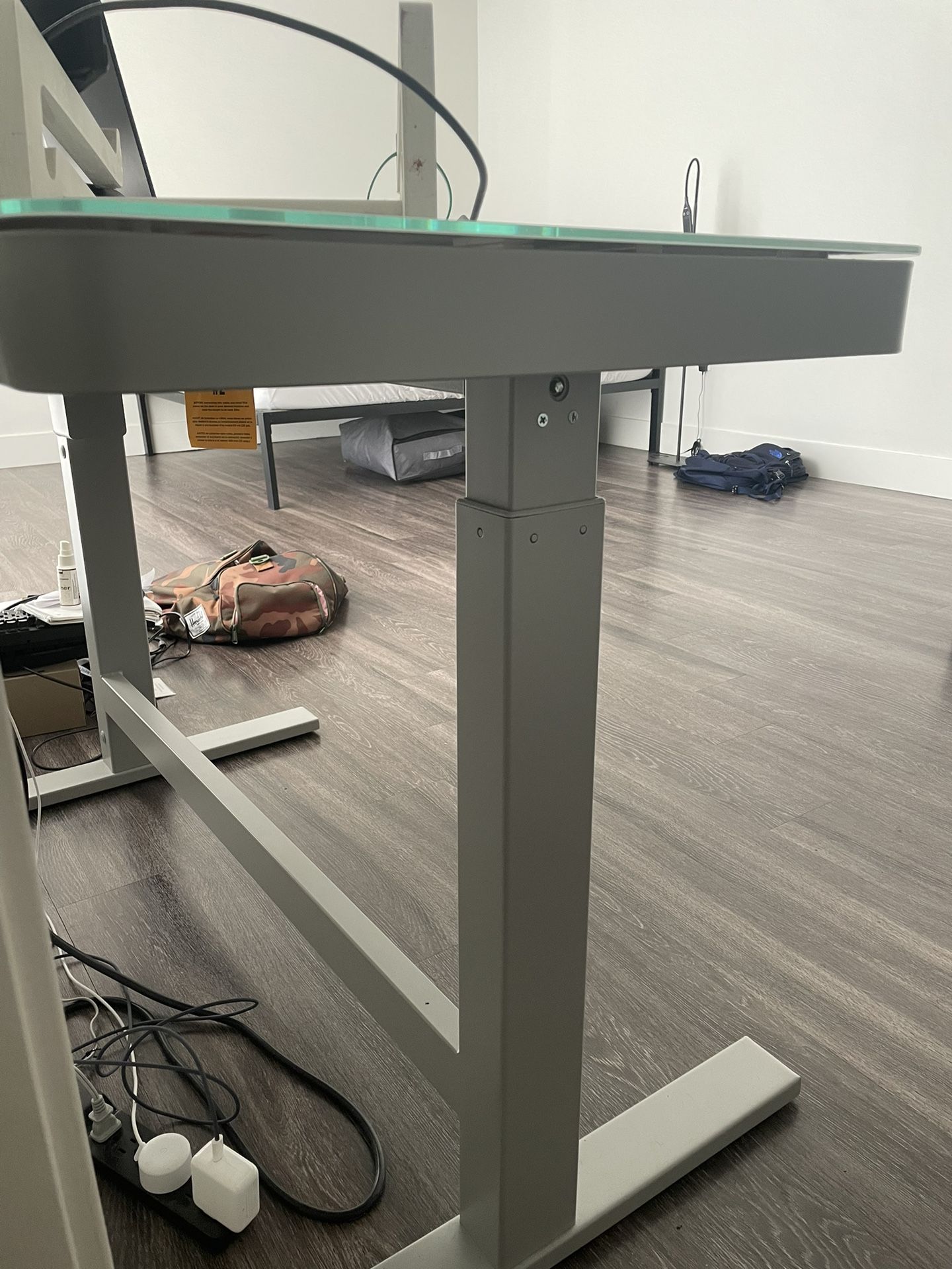 Tresanti Geller 47” Adjustable Height Desk for Sale in Santa Monica, CA