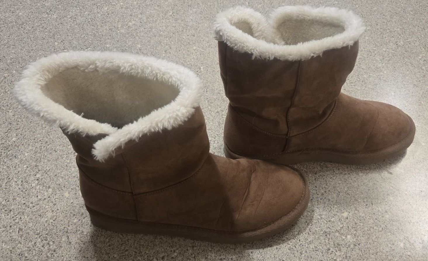 Female Old Navy Snow Biooot Faux Fur Faux Leather Suede size 8