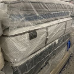 Stearns and foster king Mattress with boxsprings. Must go this week. I can also deliver